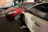 Ô tô tông liên hoàn hàng loạt xe trên phố Hà Nội, nhiều người bị thương