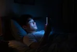 Vì sao càng dùng điện thoại, bạn càng khó ngủ?