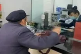 Phát hiện nhân viên ngân hàng cố tình trì hoãn phục vụ cụ ông chuyển khoản 200 triệu đồng: Công an Hà Nội vào cuộc điều tra