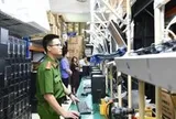 Hình ảnh công an khám xét khẩn cấp các công ty có dấu hiệu dùng Windows và Microsoft Office lậu