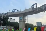 Hối hả tháo dỡ nhà, cổng chào... mở rộng quốc lộ 13 ở TPHCM