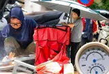 Hà Nội như "chảo lửa" giữa trưa 23/6: Chờ đèn đỏ vài chục giây đã mồ hôi nhễ nhại, che kín mít vẫn cảm thấy bỏng rát