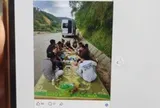 Du khách trải chiếu ngồi ăn uống dưới lòng đường ở thác Bản Giốc, rồi đăng facebook khoe: Đã bị xử lý