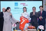 Tiến sĩ Nguyễn Thị Phương Thảo bắt tay Madam Pang