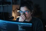 Sự thật ngã ngửa về kính chống ánh sáng xanh: Tốn tiền vô ích mà chẳng hề bảo vệ được mắt hay giấc ngủ