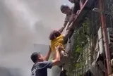 Hà Nội: Người phụ nữ cùng hai cháu bé thoát nạn trong vụ cháy nhà cao tầng