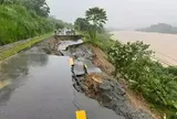 Đường ven sông Hồng bị sạt do mưa lớn