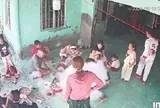 CLIP: Bếp gas mini phát nổ thành quả cầu lửa giữa nhóm người đang ăn lẩu