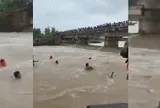 CLIP: Hàng trăm người tìm kiếm nạn nhân bị nước cuốn mất tích ở Nghệ An