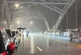 Thái Nguyên: Nước sông Cầu vượt báo động 2, người dân đưa ô tô lên cầu tránh ngập trong đêm