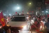 Người Hải Phòng đốt pháo sáng rực phố ăn mừng chiến thắng