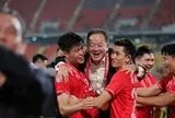 Việt Nam có hai cha con doanh nhân cùng mê bóng đá: Cha là sáng lập tập đoàn lớn, hiện là chủ tịch ngân hàng...con đứng đầu hãng hàng không
