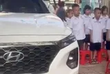 Ô tô đỗ chình ình giữa khu vực học sinh chào cờ, phường yêu cầu làm rõ