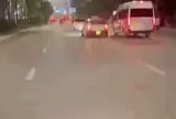 Hà Nội: Công an xác minh clip xe hợp đồng và xe taxi chèn ép nhau trên đường Giải Phóng