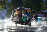 Mưa lớn kết hợp triều cường đạt đỉnh, người dân TP.HCM bì bõm lội nước về nhà