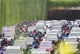Hà Nội: Dòng xe 'bất động' ở hầm chui Trung Hòa giờ cao điểm