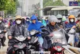 Giao thông hỗn loạn vì mưa lớn, gần trưa người dân vẫn 'chôn chân' giữa biển xe trên đường