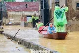 Nước dâng ngang người, người dân vùng ven Hà Nội dùng thuyền đi lại