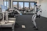 Robot hình người học làm thợ lợp mái: Đi trên mái dốc, cầm búa, bắn đinh
