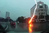Vì sao người đi xe máy giữa đường dễ bị sét đánh trúng khi trời mưa dông?