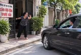Chủ nhà mặt đường lấy quyền gì mà xua đuổi ô tô đỗ trước cửa?