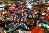 Đường phố ngập sâu, giao thông TPHCM rối loạn trong cơn mưa lớn giờ tan tầm