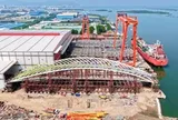 ‘Siêu sà lan’ đã neo đậu gần nhà máy của Tập đoàn Đại Dũng, chuẩn bị lai dắt khối cầu đi bộ nặng 3.000 tấn qua sông Sài Gòn