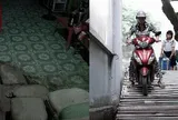 Cảnh tượng lạ trên con đường 93 tỷ đồng ở TP.HCM: Nhà dân lọt thỏm, xe máy phải xuống dốc