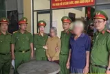 Công an bắt Nguyễn Thị Tuyết 69 tuổi trước sự bất ngờ của gia đình