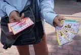 Mua vé số rồi chia cho các chị em bạn dì, 5 bà nội trợ nhận thưởng "khủng"