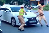Nữ tài xế chốt cửa ô tô, tăng ga bỏ chạy khi bị CSGT dừng xe