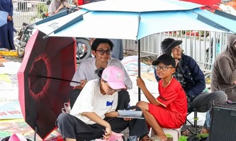 Người dân mang lều bạt, ngủ hai đêm ngoài đường để xem diễu binh 2/9