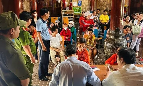 Cán bộ xã ở Đà Nẵng thức trắng đêm để hoàn thành chi trả quà Quốc khánh cho người dân