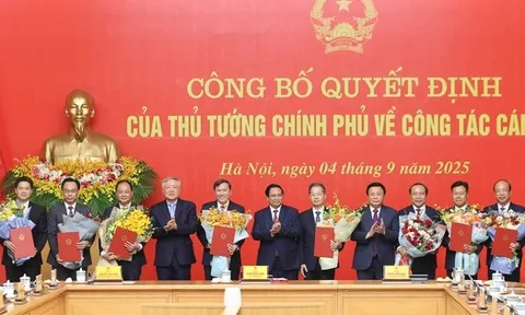 Thủ tướng trao quyết định bổ nhiệm lãnh đạo 8 bộ, cơ quan
