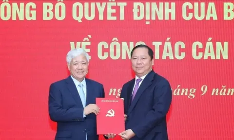 Công bố quyết định của Bộ Chính trị về công tác cán bộ