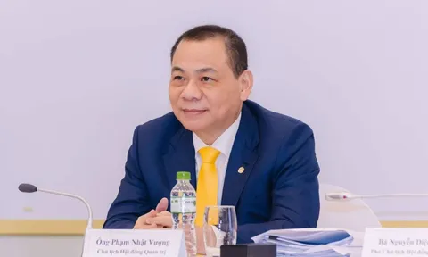 Từ ngày tỷ phú Phạm Nhật Vượng khuyên "chọn VIC thay vì vàng": Cổ phiếu VIC đã tăng gần 3 lần, còn vàng gần như đứng im