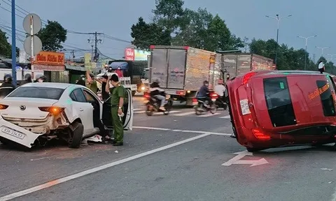 Ô tô tông hàng loạt xe máy trên đường Mỹ Phước - Tân Vạn, mảnh vỡ văng tứ tung
