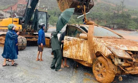 Cận cảnh hiện trường sạt lở núi nghiêm trọng vùi lấp xe bán tải, nhiều trang trại