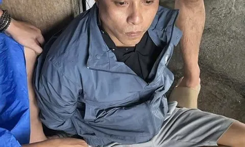 Cảnh sát bất ngờ áp sát, bắt Nguyễn Tri Nghĩa tại quán cà phê