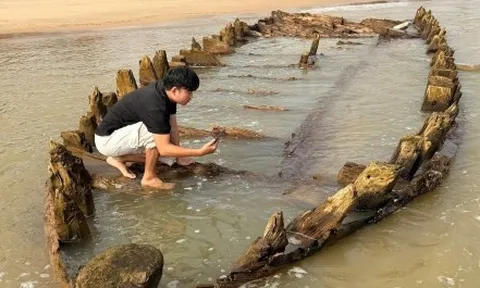 Cận cảnh tàu cổ 'lộ thiên' ven bờ biển Hội An sau mưa bão