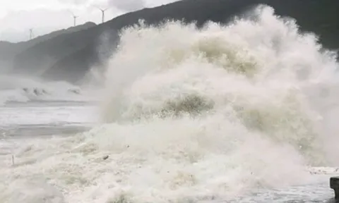 Bão Fung-Wong giật trên cấp 17 sắp vào Biển Đông, nguy cơ gây sóng cao 8-10m