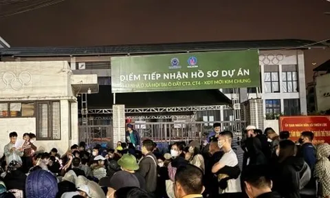 Vật vã thức xuyên đêm chờ nộp hồ sơ mua nhà xã hội ở Hà Nội