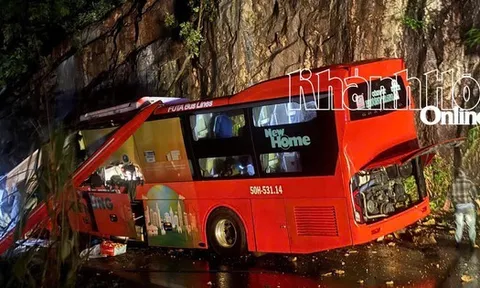 Hiện trường vụ sạt lở núi đè lên xe khách Phương Trang khiến 6 người chết, 16 người bị thương