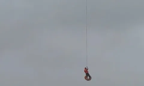 CLIP: Dùng máy bay không người lái cứu 1 người bị lật thuyền