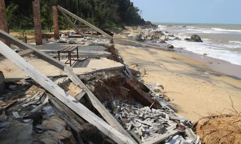Bãi biển đẹp hoang sơ ở Huế tan nát, nguy cơ xoá sổ do thiên tai liên tiếp