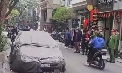 Cẩu, kéo ô tô phủ bạt "nằm lì" 4 năm trên phố Bát Sứ