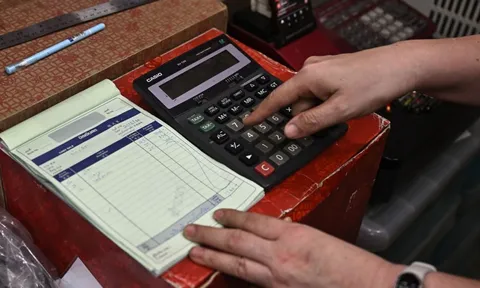 Vì sao máy tính cầm tay vẫn sống khỏe dù AI ngày càng thông minh?