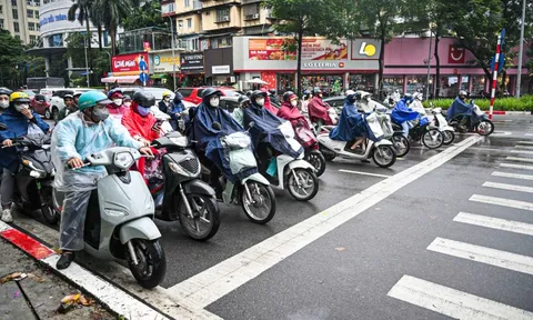 Ngày đầu vận hành camera AI, dân Hà Nội đội mưa rét dừng chờ đèn đỏ thẳng tắp