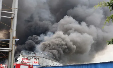 Hiện trường vụ cháy công ty da giày Hải Phòng, hàng chục người vẫn đang cứu hỏa