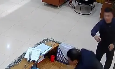 Người đàn ông chửi bới, xô ngã bảo vệ chung cư ở Hà Nội: Nguồn cơn gây bất bình